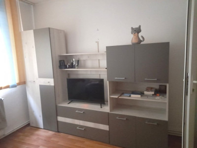 CET- Apartament de 2 camere tranformat in 3,luminos cu acces usor.