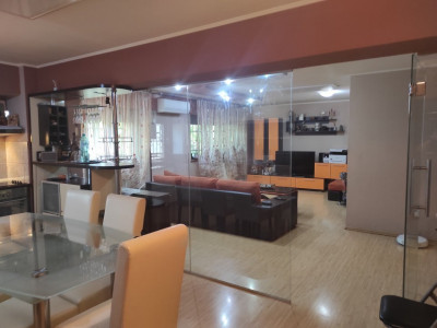 BCR Gara - Strada Traian -Apartament cu 4 camere transformat in 3 camere, parter