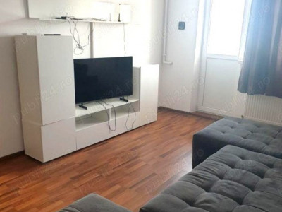 Apartament cu trei camere zona casa de cultură 