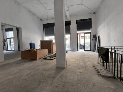 CENTRU POLICLINICA CU PLATA - Spatiu comercial luminos si inalt !