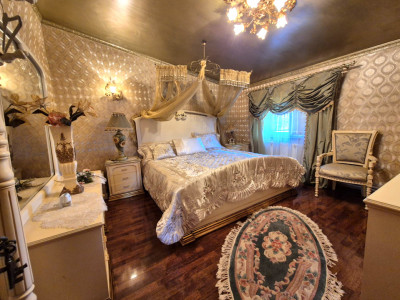 VILĂ DE VÂNZARE – Lazu – Locuință spațioasă P+1+Demisol 660 mp, 11 camere