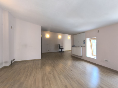 TOMIS 1 SPITAL - Birouri luminoase la mansarda !